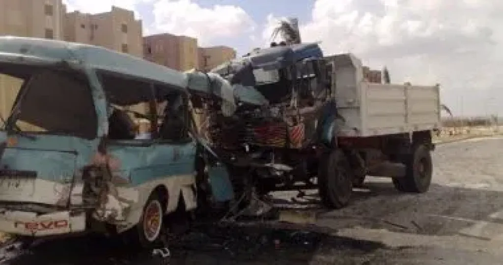 إصابة 9 مصابين في حادث تصادم تريلا وميكروباص بطريق الإسكندرية الصحرواى