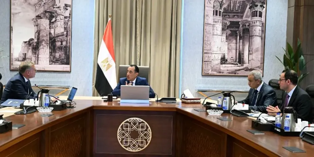 رئيس الوزراء يتابع مع وزير البترول عدداً من ملفات العمل