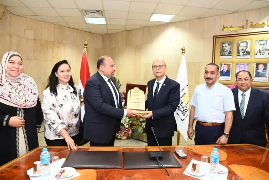 تكريم الدكتور المنشاوي وتسليمه درع معهد بحوث ودراسات البيولوجيا الجزيئية