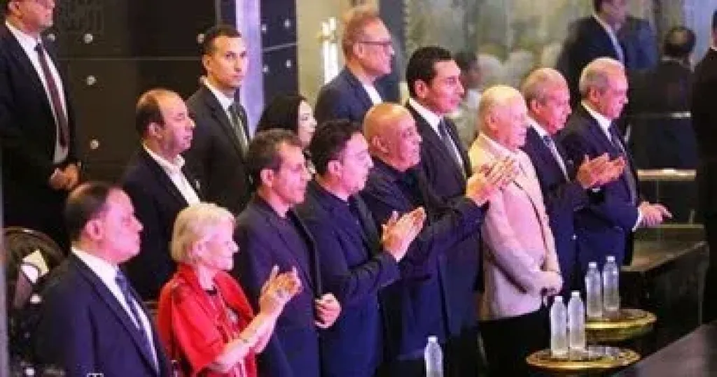 المنتخب يدخل أرض الاستاد والألعاب النارية تزين احتفالية 100 مليون شكرا