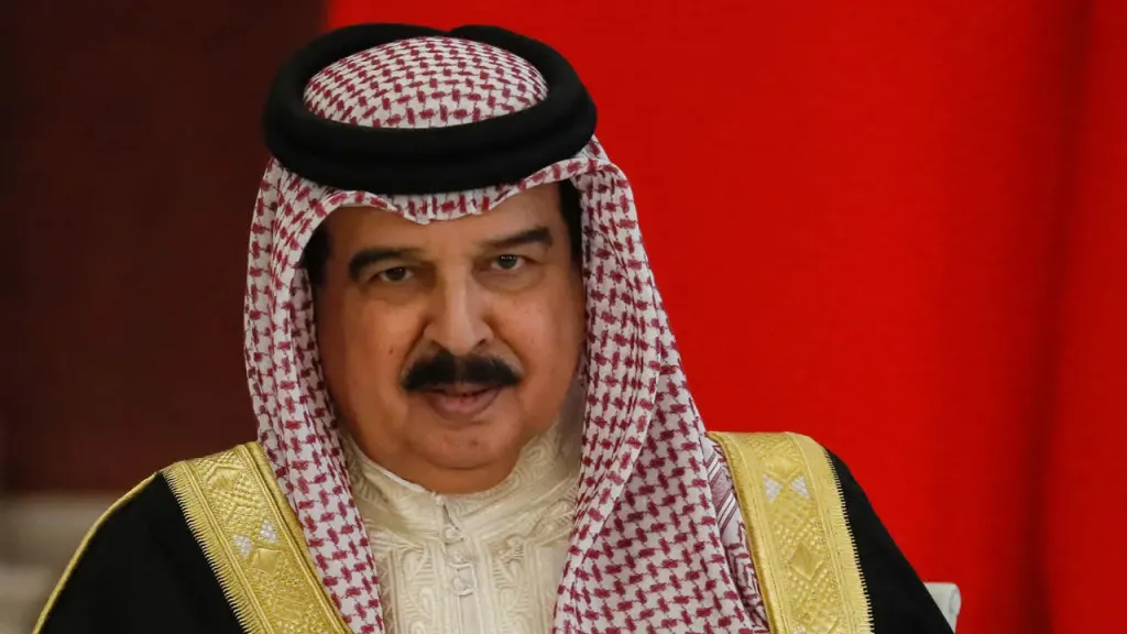 ملك البحرين يودع الرئيس السيسي في المطار في ختام زيارته للمملكة