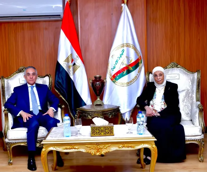وزير العدل يهنئ رئيسة هيئة النيابة الإدارية بمناسبة توليها منصبها الجديد | صور