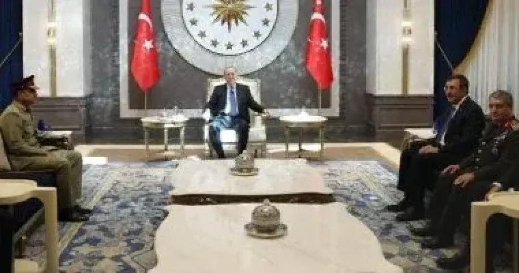 قائد الجيش الباكستاني يبحث قضايا الأمن الإقليمي خلال اجتماعه مع أردوغان