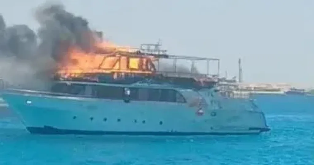 حريق بلنش سياحى قرب جزيرة الجفتون وإجلاء جميع الركاب دون إصابات.. صور