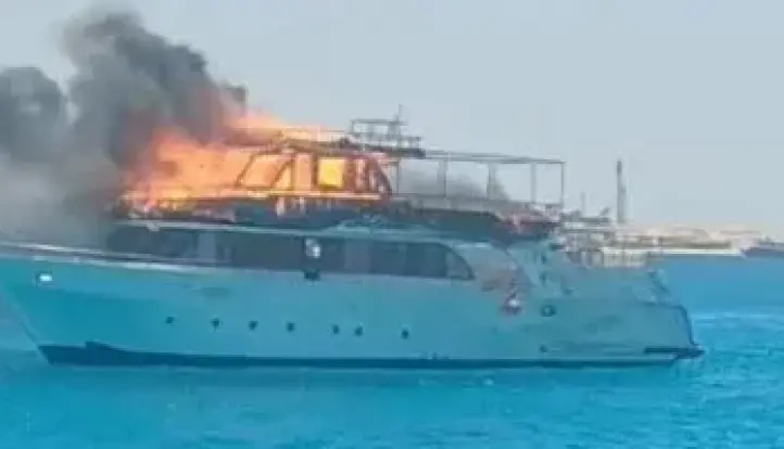 حريق بلنش سياحى قرب جزيرة الجفتون وإجلاء جميع الركاب دون إصابات.. صور