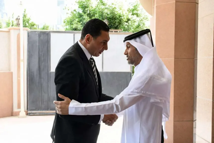 وزير الشباب والرياضة يقدم واجب العزاء في وفاة الشيخ حمد بن خليفة أمير قطر السابق