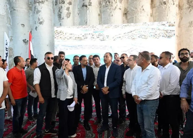 رئيس الوزراء يتفقد مشروع نفق الطريق الساحلي ”بو غاز نيو مارينا”