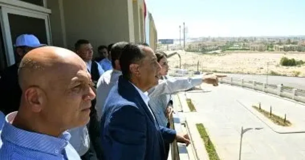 رئيس الوزراء يتفقد سير العمل بمشروع مارينا 8 بقرية مارينا السياحية