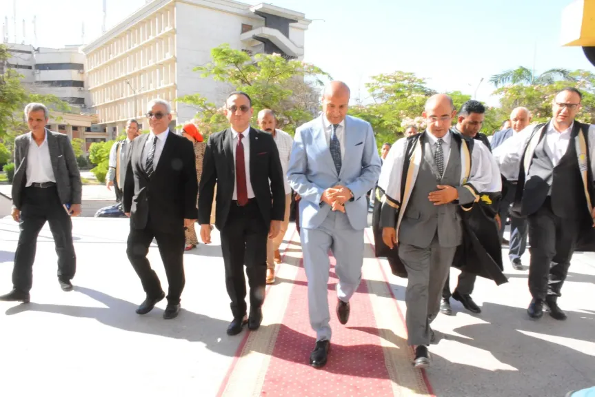 عميد كلية التجارة بجامعة أسيوط يستقبل محافظ أسيوط ونائب المحافظ، ونواب