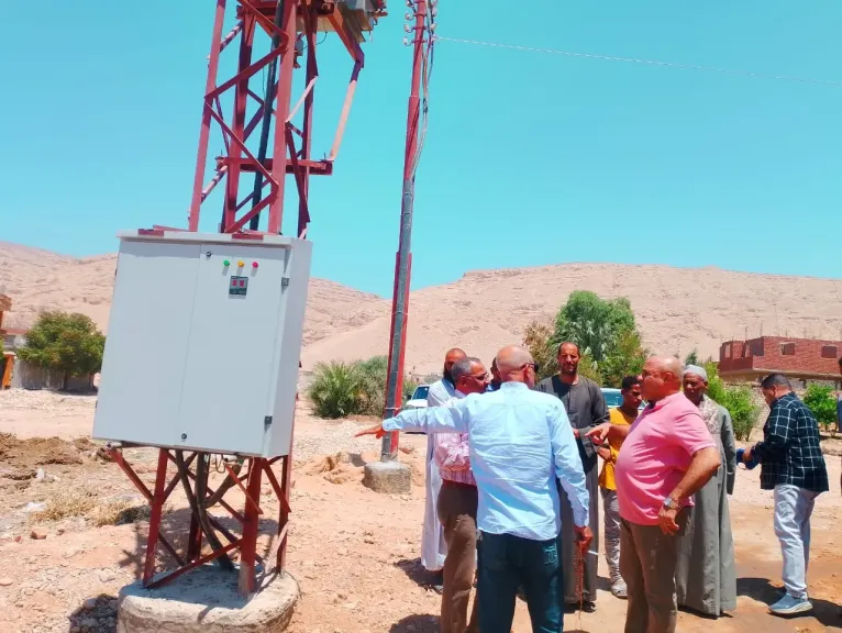 تنفيذًا لتوجيهات محافظ أسيوط خلال جولته الأخيرة بالبداري.. بدء إجراءات توصيل الكهرباء