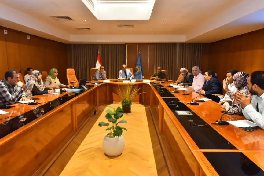 محافظ أسيوط يواصل اجتماعاته الدورية لمتابعة المشروعات المتبقية بالمرحلة الأولى