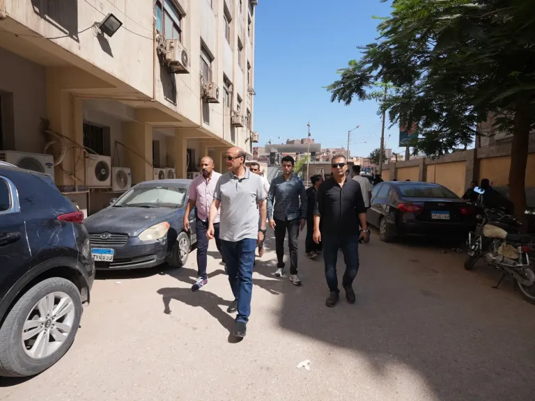 محافظ أسيوط في زيارة مفاجئة لمستشفى الإيمان العام.. ويوجه بفتح شباك إضافي لحجز التذاكر