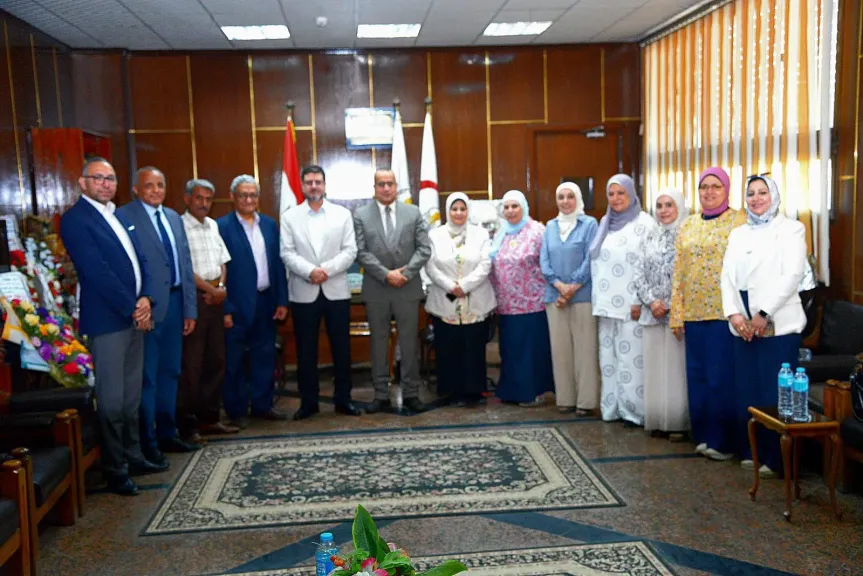 عميد طب أسيوط يستقبل وفد المجلس الوطني للاعتماد «إيجاك» أثناء زيارتهم لتجديد