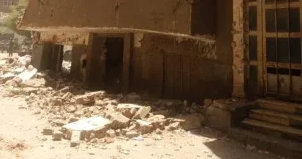 إزالة عقار آيل للسقوط فى بولاق الدكرور.. ورئيس الحي يتابع الأعمال ميدانيًا