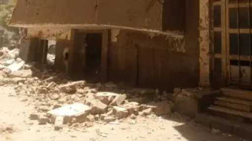 إزالة عقار آيل للسقوط فى بولاق الدكرور.. ورئيس الحي يتابع الأعمال ميدانيًا