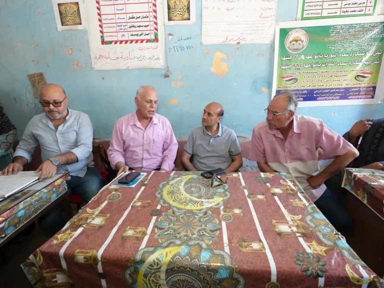 محافظ أسيوط يتفقد الجمعية الزراعية بقرية بني فيز ويتابع انتظام صرف الأسمدة للمزارعين