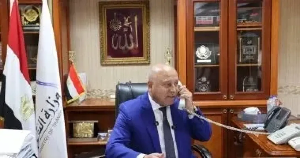 وزير النقل يهاتف ”سيدة أسوان” ويكرمها بالعاصمة الإدارية بعد تصديها لرشق قطار بالحجارة
