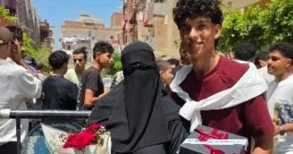 أم تهدى ابنها بوكيه ورد وبوكس هدايا احتفالًا بانتهاء الثانوية العامة