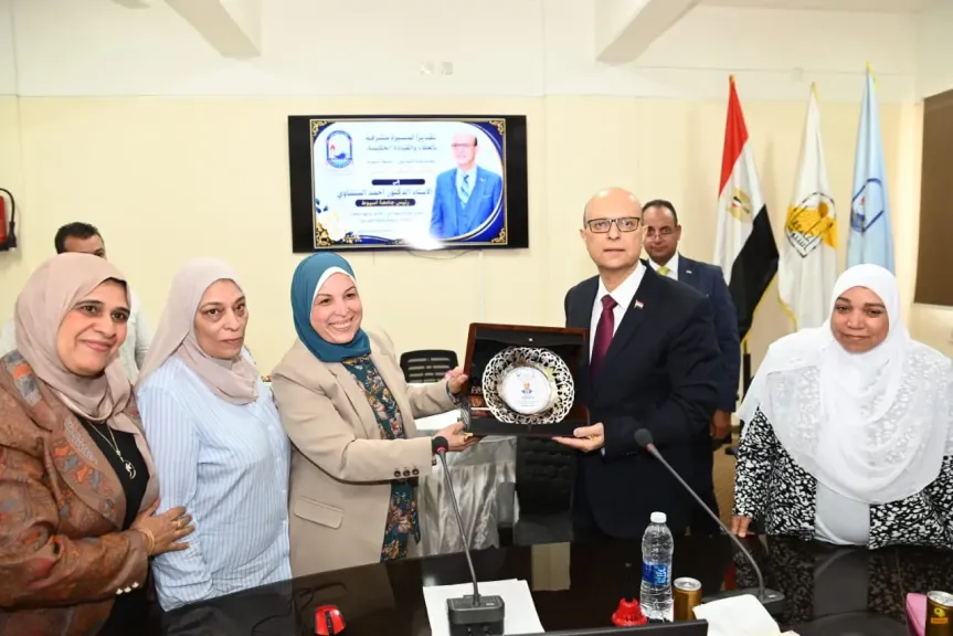 مجلس كلية التمريض بجامعة أسيوط يُكرِّم الدكتور أحمد المنشاوي تقديرًا لجهوده