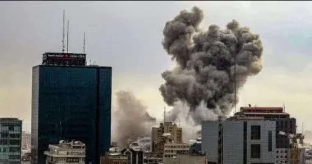 هجوم إيراني يستهدف الكويت والبحرين والدفاعات الجوية تتصدى للصواريخ والمسيرات
