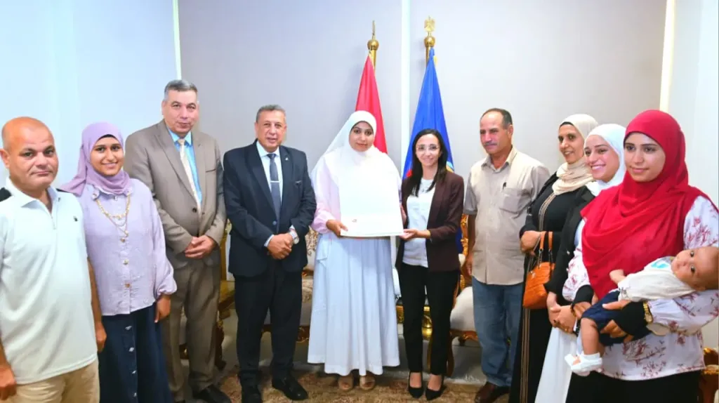 محافظ البحيرة تكرم الأولى على الجمهورية في الدبلومات الفنية و أوائل دبلوم الصم وضعاف السمع