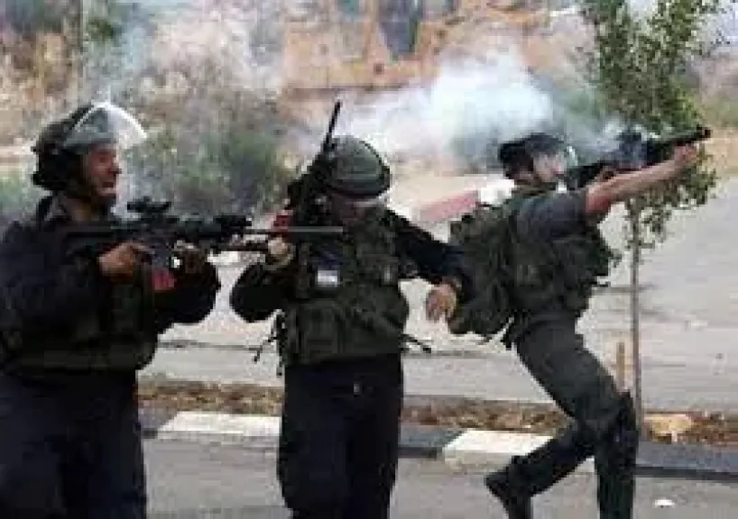 حالات اختناق بين الفلسطينيين خلال اقتحام الاحتلال محيط مجمع فلسطين الطبي برام الله