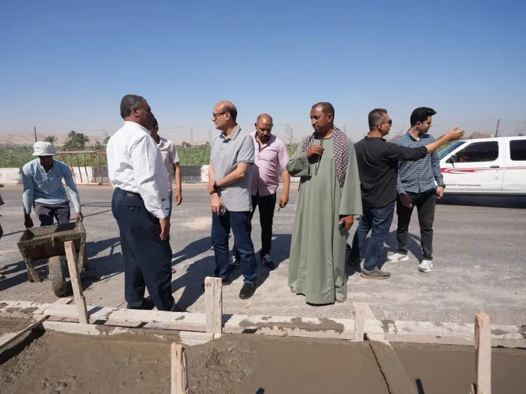 محافظ أسيوط يتابع ميدانيًا تطوير الطريق الدائري من كمين الجامعة إلى عرب المدابغ