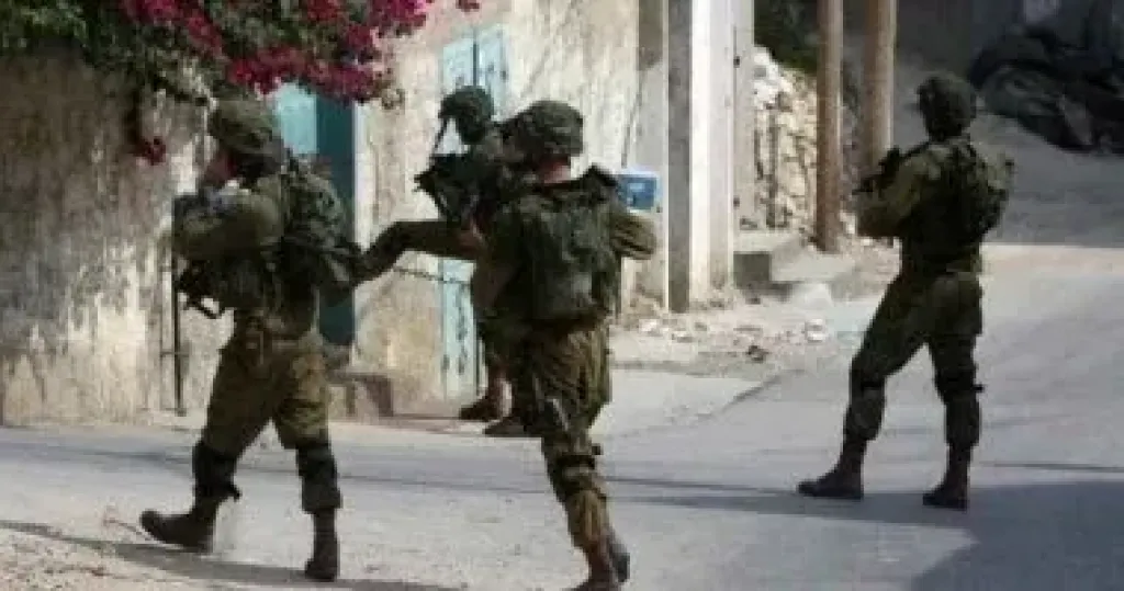 الاحتلال الإسرائيلي يعتقل 6 فلسطينيين من مدن الضفة