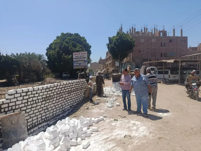 محافظ أسيوط: استمرار رفع مخلفات تطهير الترع وإنشاء أسوار لتعزيز وسائل الحماية