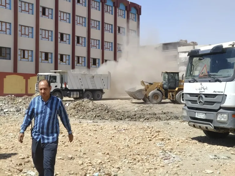 محافظ أسيوط: رفع التراكمات من قطعة أرض مخصصة لإنشاء مدرسة ومواصلة