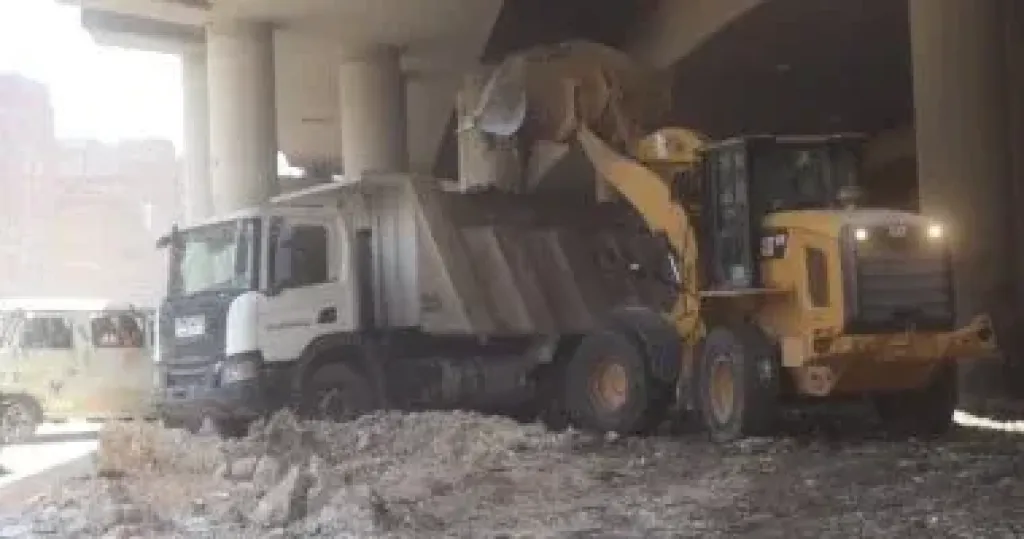 رفع 1700 طن مخلفات رتش من نفق المنشية بحى الهرم