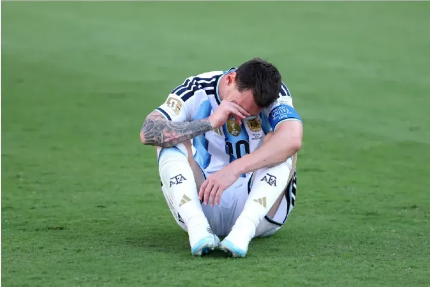 شاهد حزن ميسي بعد خسارة الأرجنتين لقب كأس العالم.. صور
