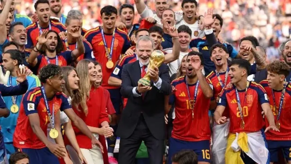 فيليب السادس يرفع الكأس.. العائلة الملكية تشارك منتخب إسبانيا فرحة الفوز بالمونديال