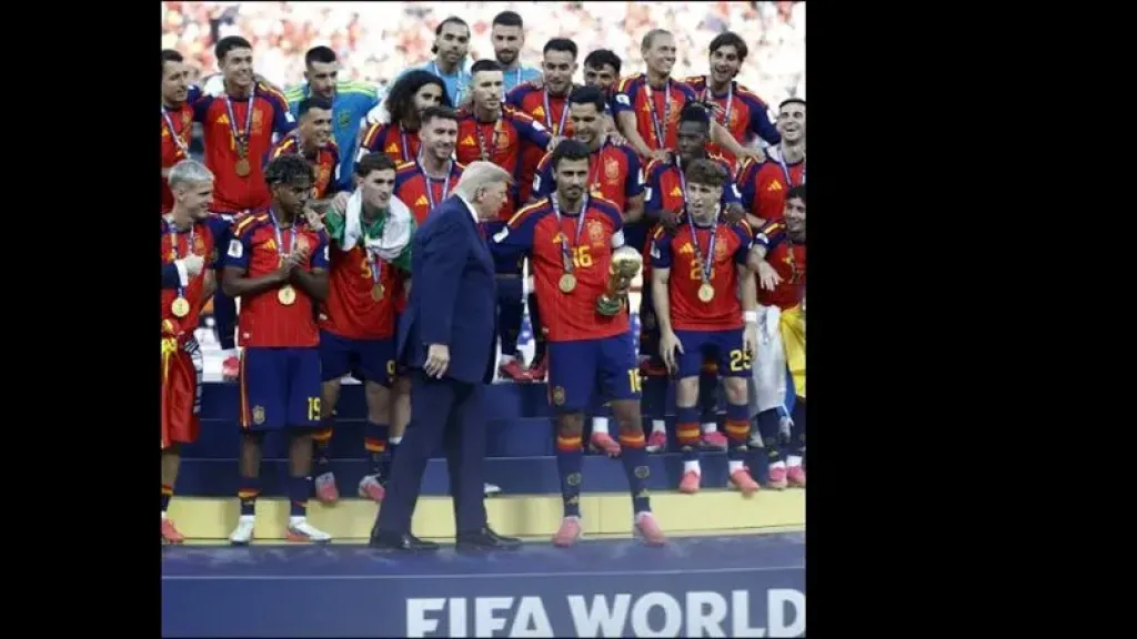 رودي أبعده ولامال صافحه ببرود وميرينو قلد رقصته، إسبانيا تهين ترامب لحظة التتويج بكأس العالم