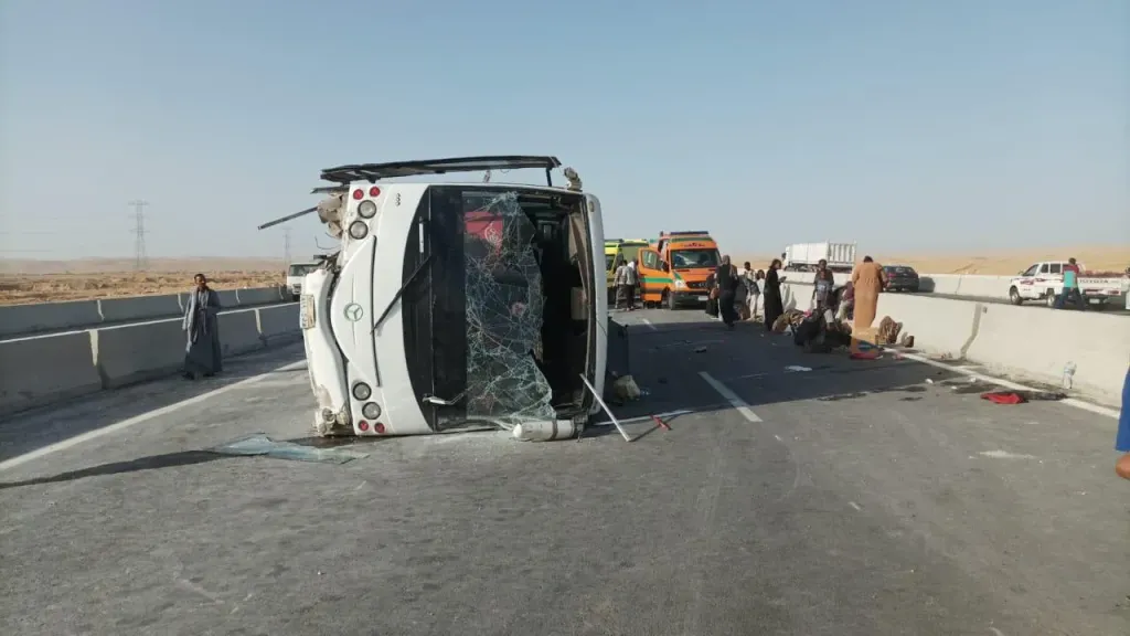 إصابة 28 عاملًا في انقلاب أتوبيس شركة عند صينية الواحات بأكتوبر