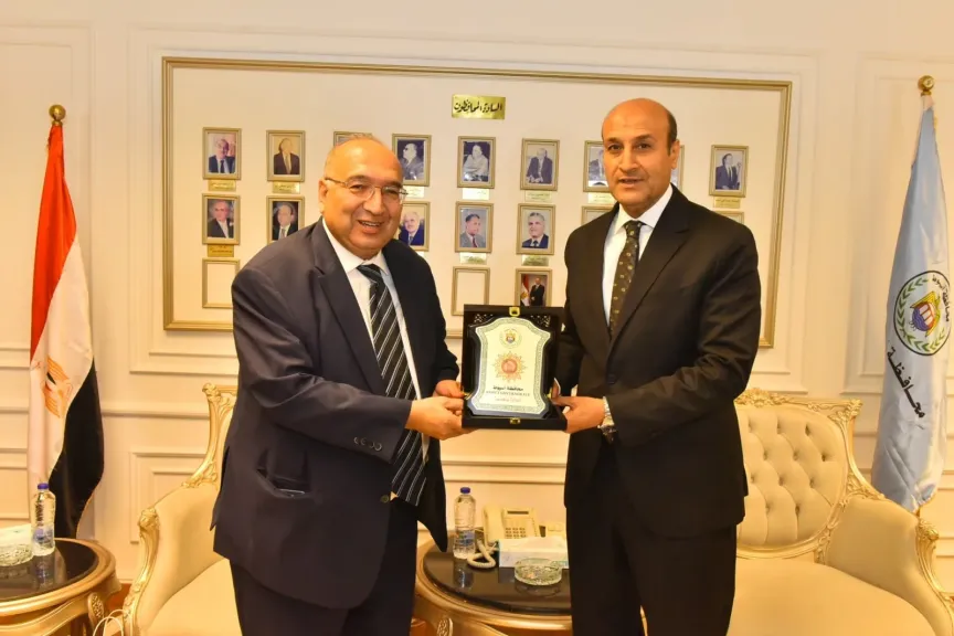 محافظ أسيوط يستقبل رئيس اللجنة الوطنية لمكافحة الهجرة غير الشرعية ويعقد اجتماعًا