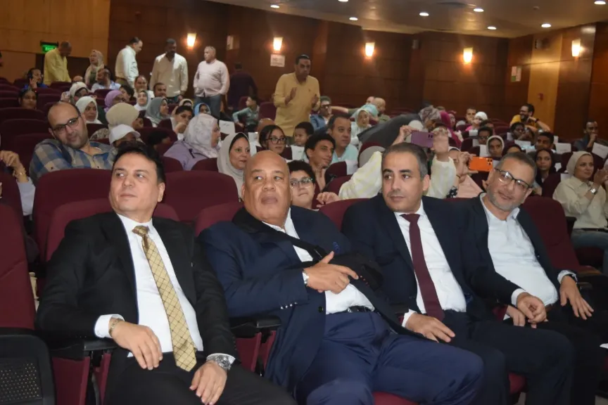 أيمن العشري يكرّم رموز العطاء من موظفي غرفة القاهرة وأبنائهم الناجحين والمتفوقين في ”يوم الوفاء والتميز”.