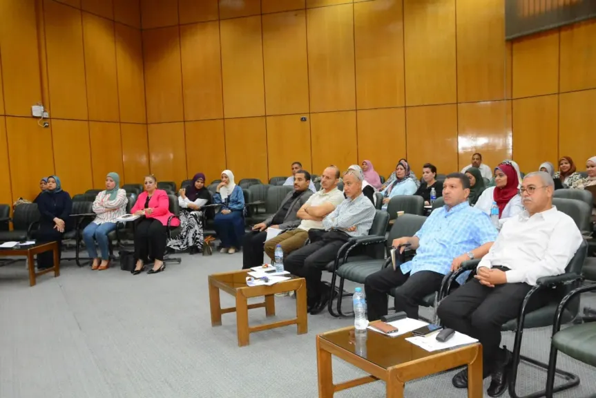 اختتام برنامج ”الإعداد والتأهيل لشغل الوظائف القيادية” بجامعة أسيوط لتنمية