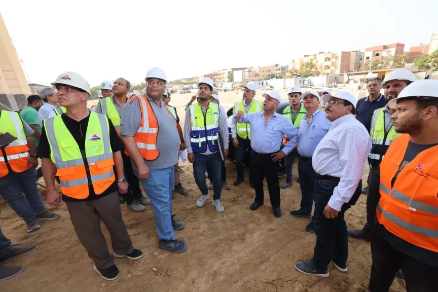 وزير  النقل  يتفقد مواقع العمل بالخط الأول من شبكة القطار الكهربائي في المسافة من مطروح حتى النوبارية