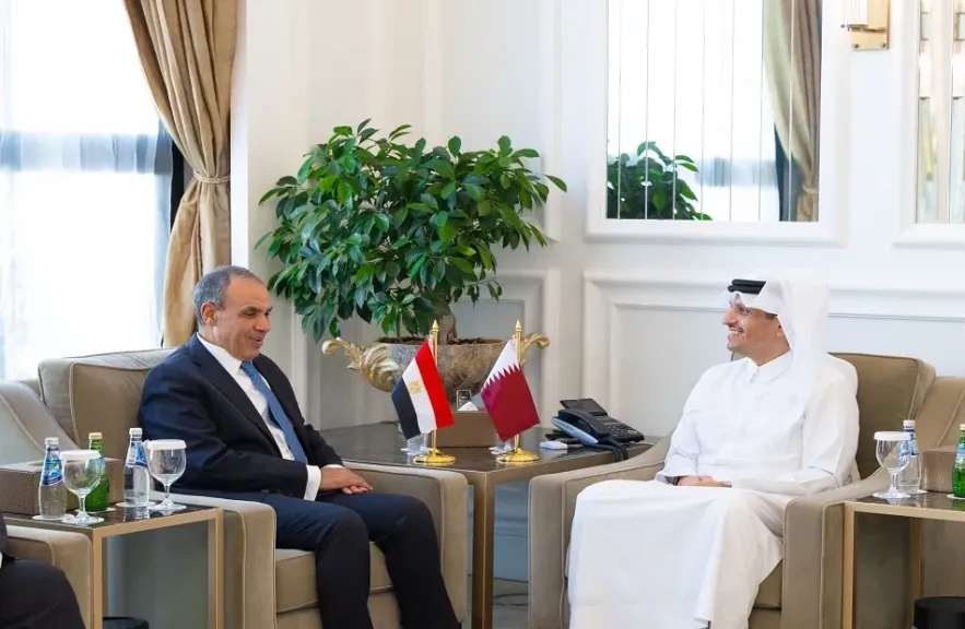 وزير الخارجية يلتقي نظيره القطري في الدوحة لبحث تعزيز العلاقات الثنائية ومستجدات الأوضاع الإقليمية