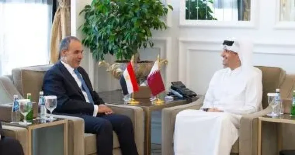 وزير الخارجية يبحث مع نظيره القطري تعزير العلاقات ومتابعة مستجدات الأوضاع