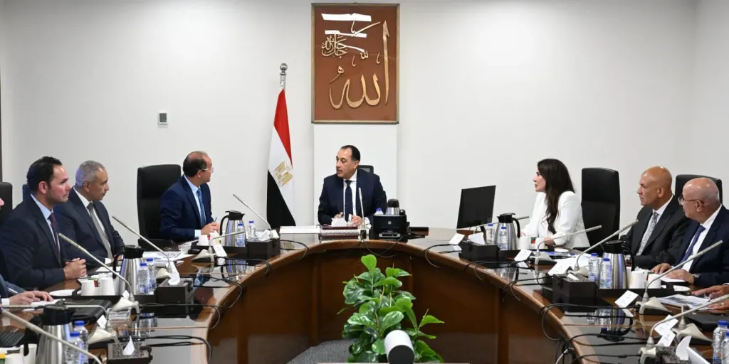 رئيس الوزراء يُتابع ملف تشغيل وصيانة محطات معالجة الصرف الصحى