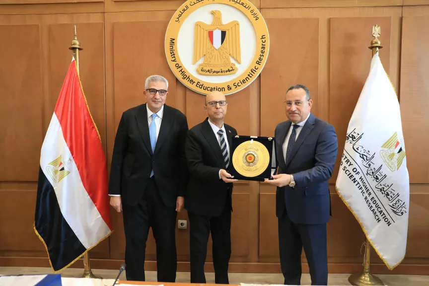 وزير التعليم العالي يكرم الدكتور أحمد المنشاوي بمناسبة قرب انتهاء فترة رئاسته لجامعة أسيوط
