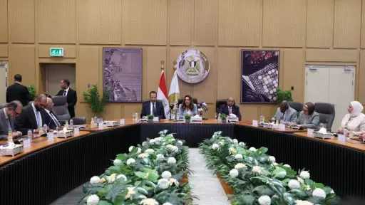 وزيرا التنمية المحلية والاتصالات يطلقان خدمة ”تراخيص المحال العامة” عبر منصة مصر الرقمية.