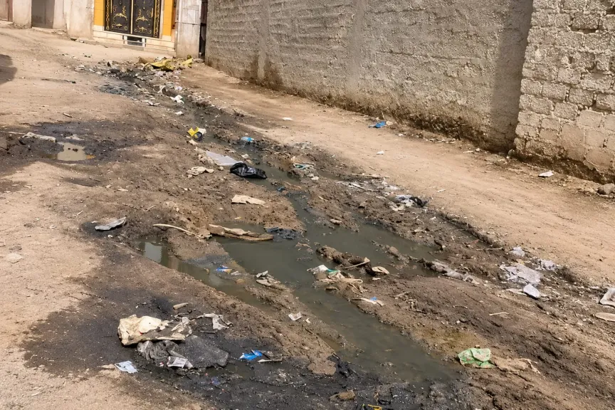 مياه جوفية وتصدعات تهدد منازل العجرة وطريق مقابر الفشن