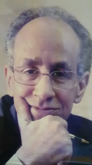 المخرجة هند عادل تهنئ الدكتور صفي الدين خربوش لفوزه بجائزة الدولة التقديرية في العلوم الاجتماعية
