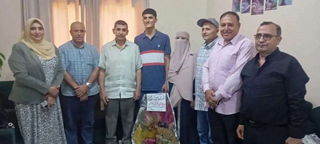 مديرعام فاقوس التعليمية يزور الطالب المتفوق ووفد مرافق له بالشرقية