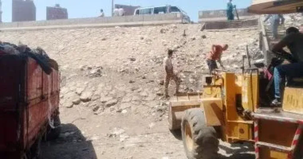 رفع تراكمات القمامة من سلم الدائرى بحى الهرم استجابة للشكاوى