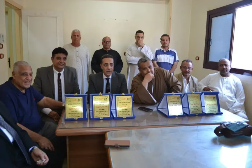 وفد الغربية  يكرم أوائل الثانوية الأزهرية في ”سجين الكوم” ..ويدعم مشروع مركزها الطبي