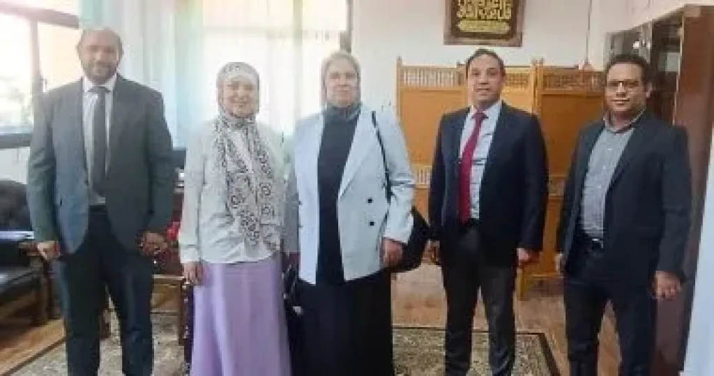 جهاز تنظيم الإعلانات يبحث استخدام الطاقة المتجددة بإنارة اللوحات الإعلانية على الطرق